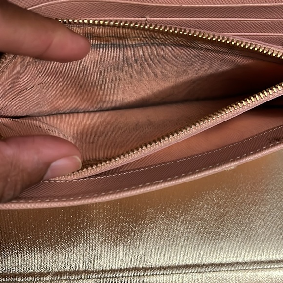 Prada Saffiano Wallet preloved good condition minor coin residue on main pouch - Picture 4 of 6